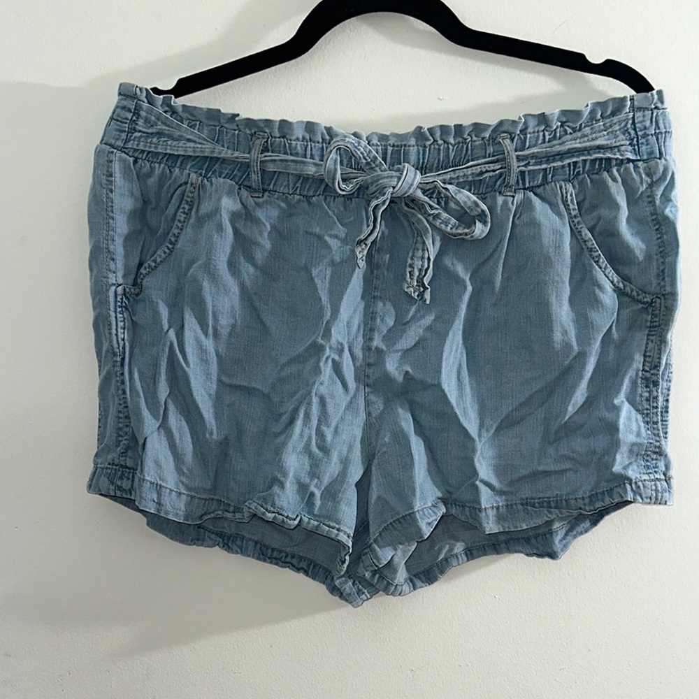 Very cute and comfy jean shorts, with tiable front.💙☀️